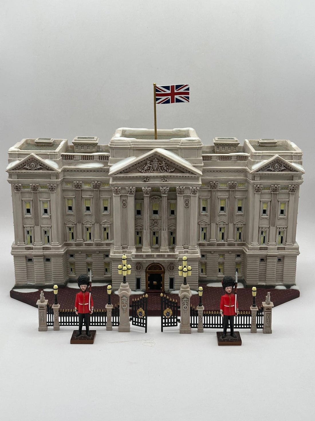 Department 56 Buckingham Palace Dickens' Village lit building with palace gates, guards and British flag