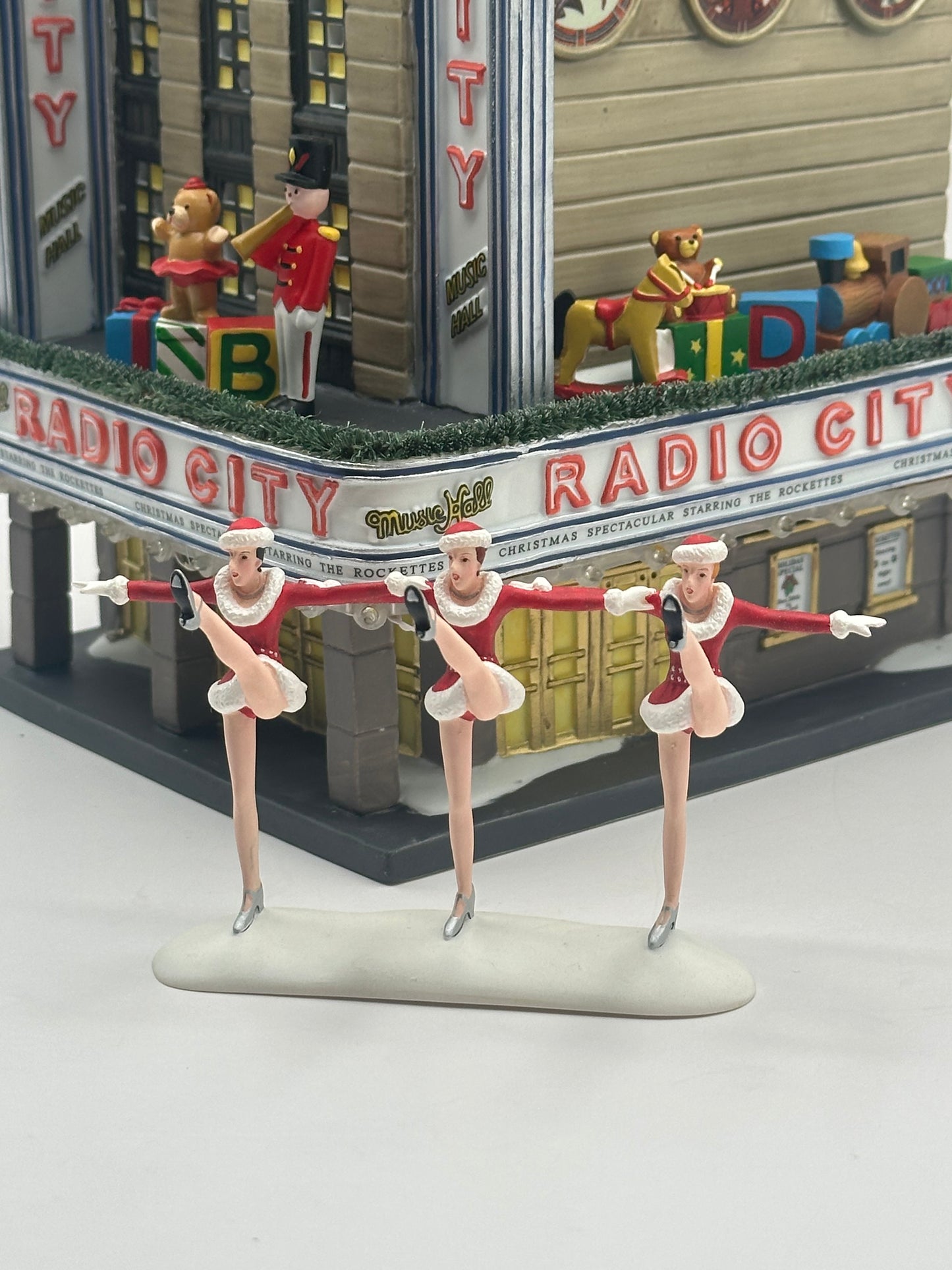 Department 56 - Radio City Music Hall with Radio City Rockettes - Christmas in the City