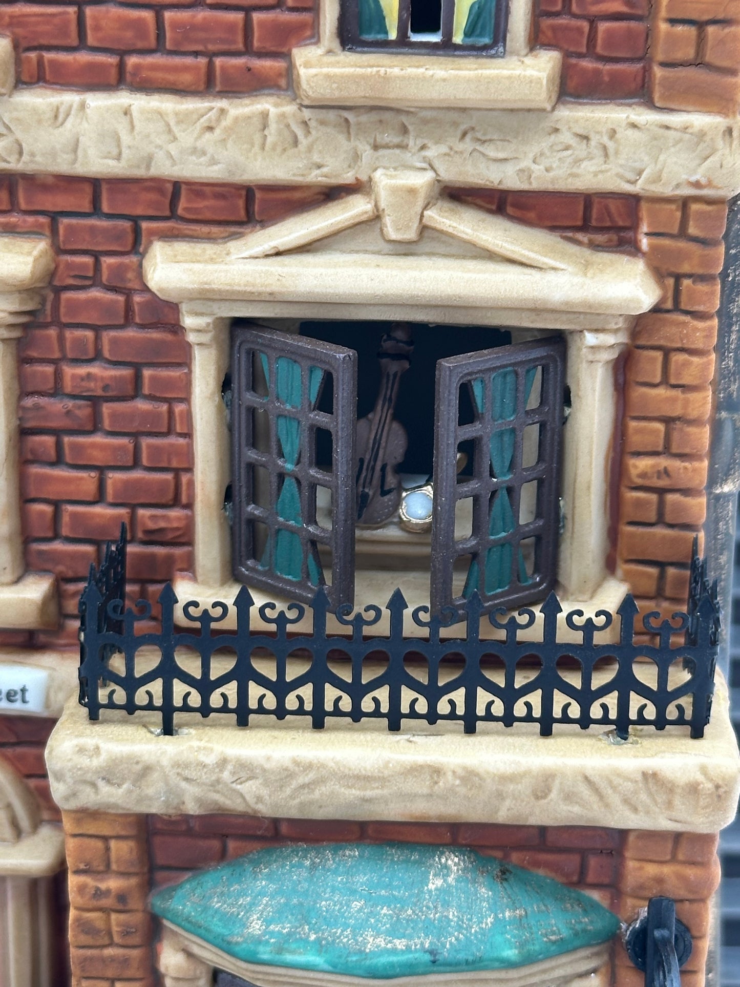 Department 56 - Sherlock Holmes - 221B Baker Street - Literary Classics