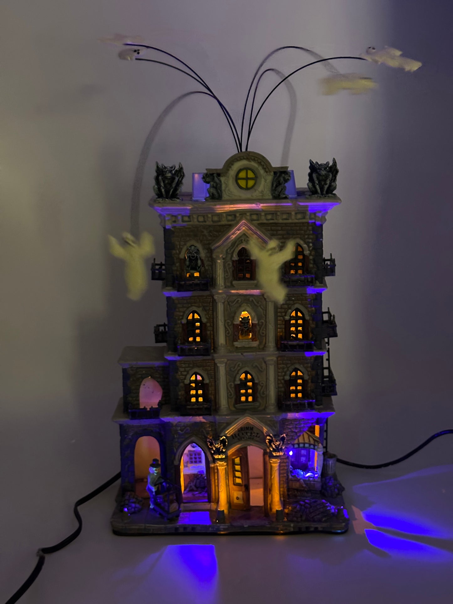 Lemax Spooky Town - Grimm Hotel