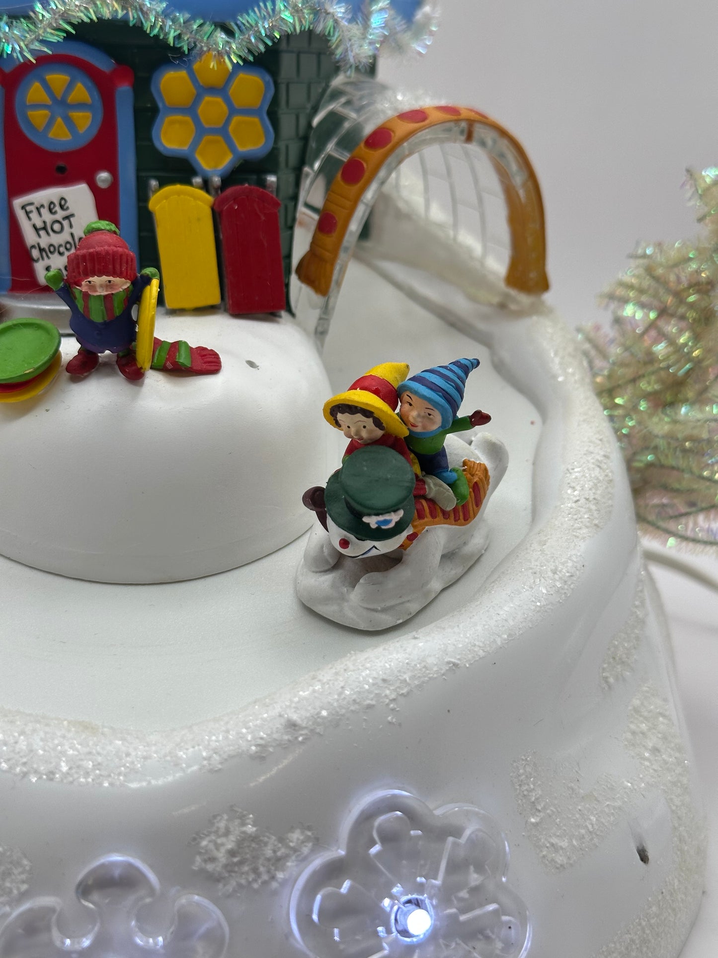 Department 56 - Frosty's Sleds 'N Saucers - North Pole Series