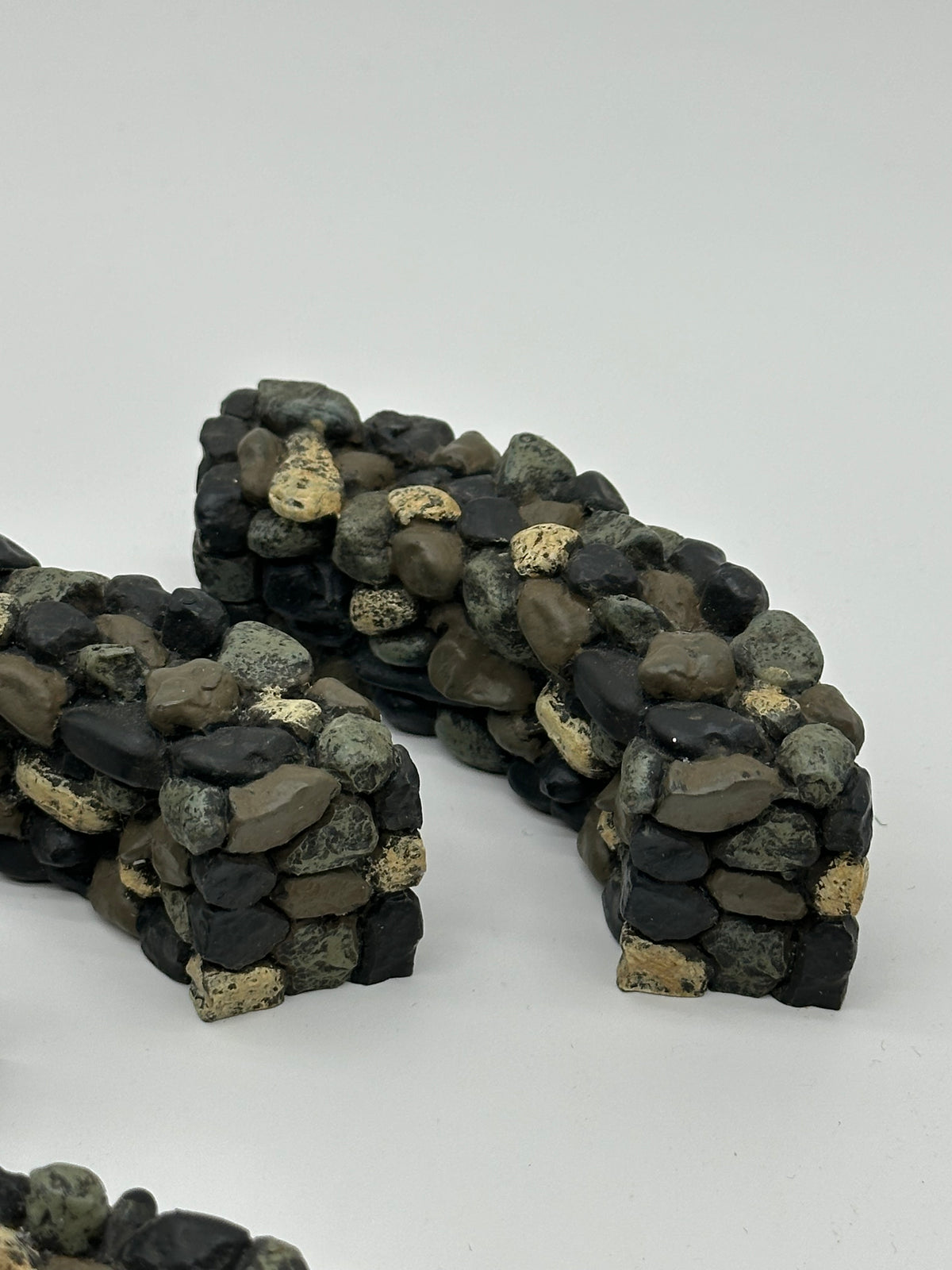 Department 56 - Fieldstone Curved Wall/Bench - Village Accessories