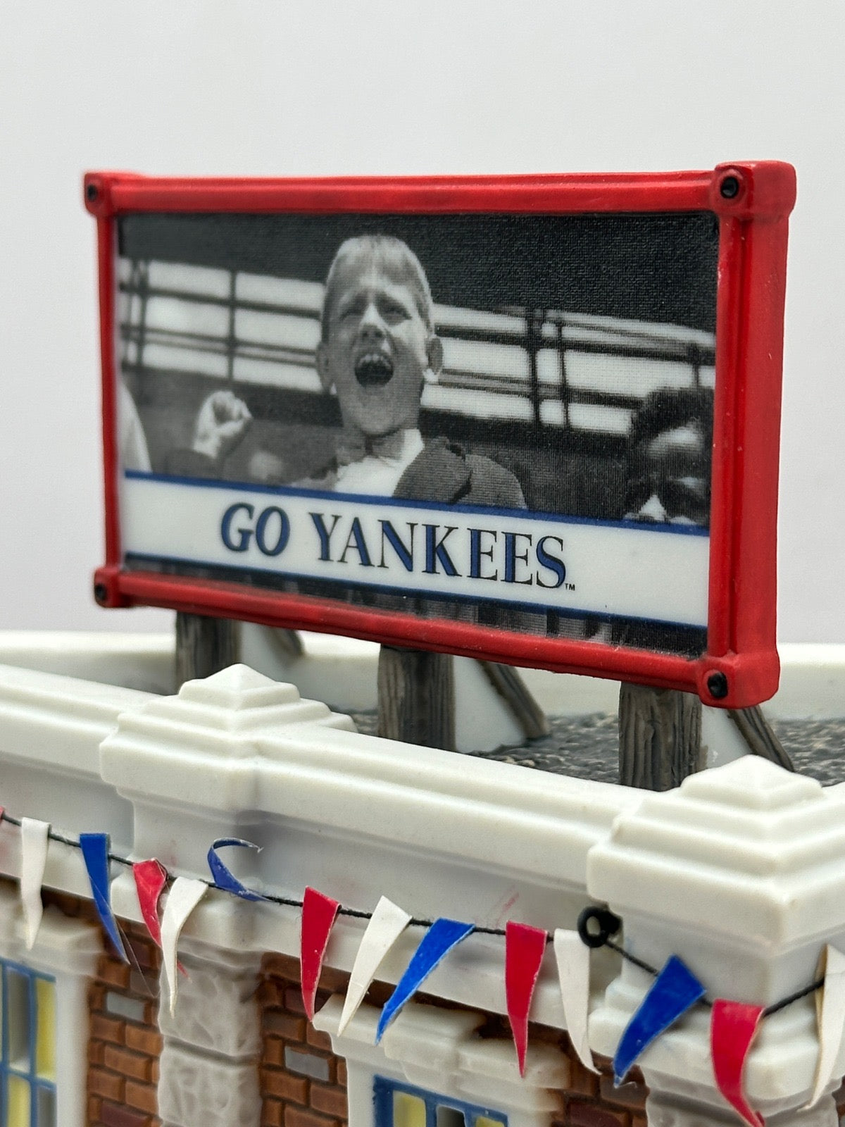 Department 56 - New York Yankees Souvenir Shop - Christmas in the City
