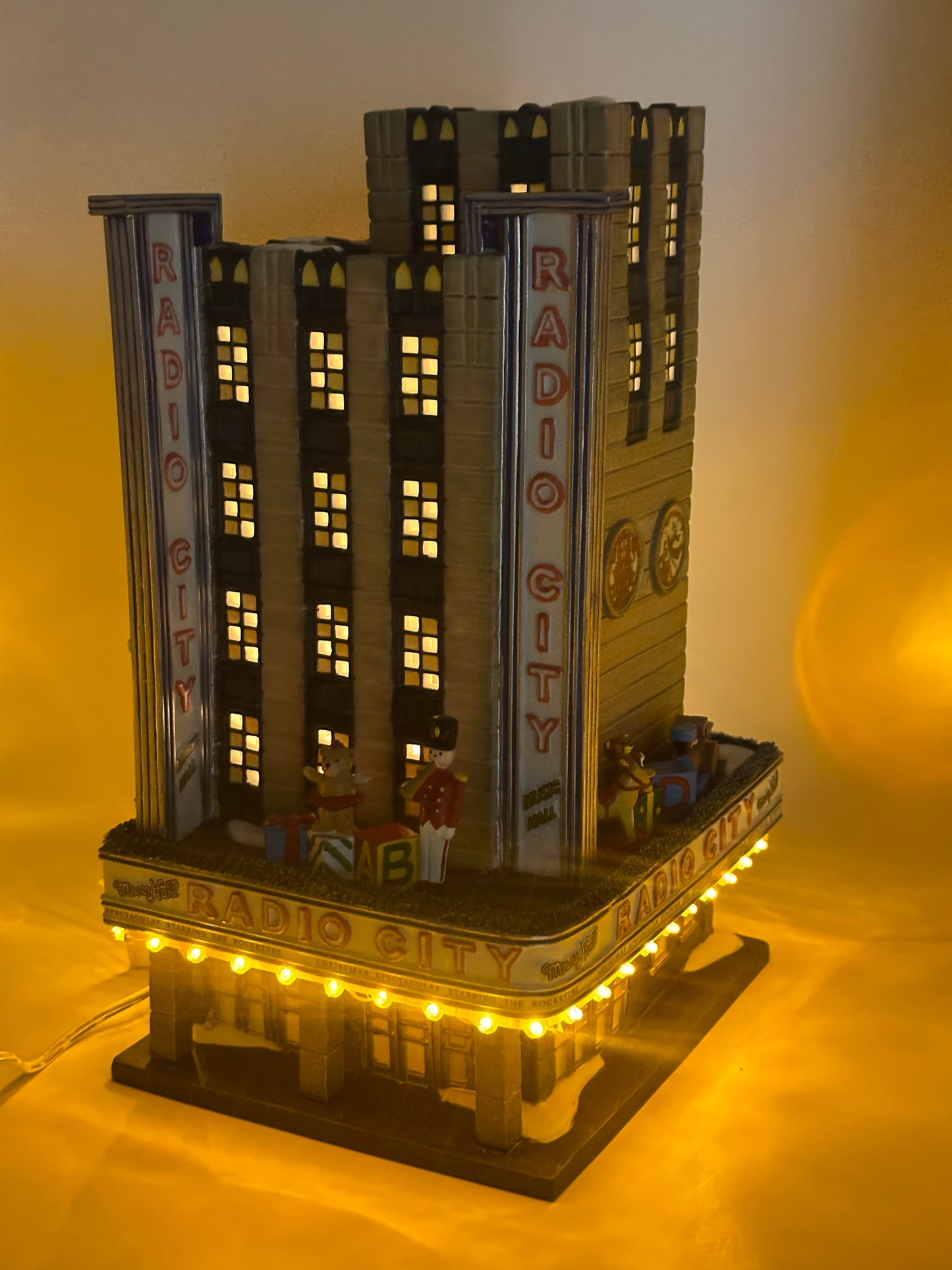 Department 56 - Radio City Music Hall with Radio City Rockettes - Christmas in the City