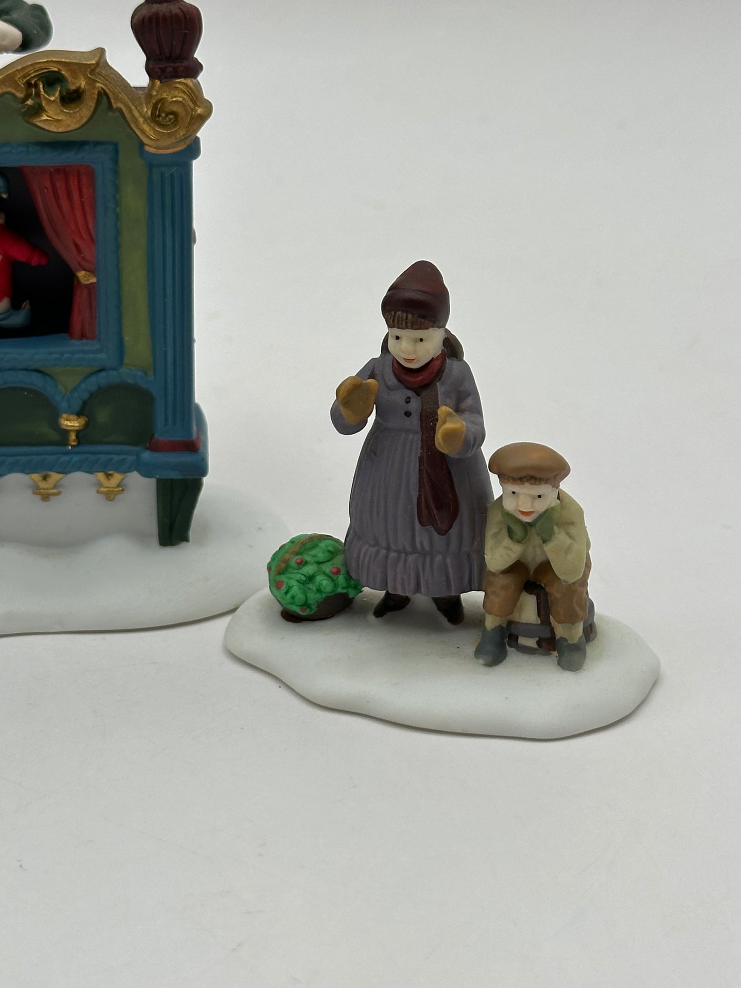 Department 56 - The Old Puppeteer - Dickens' Village