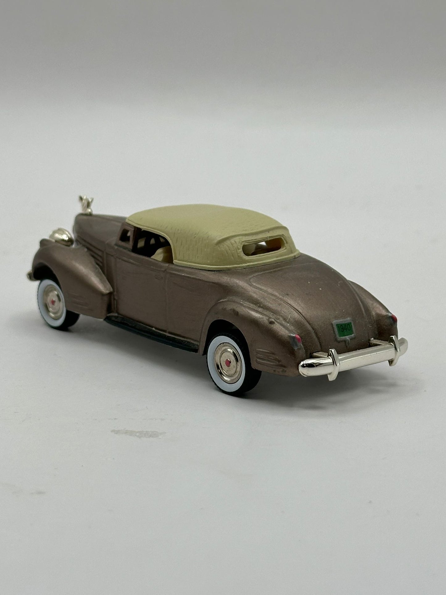 Department 56 - 1940 V16 Cadillac Coupe - Christmas in the City
