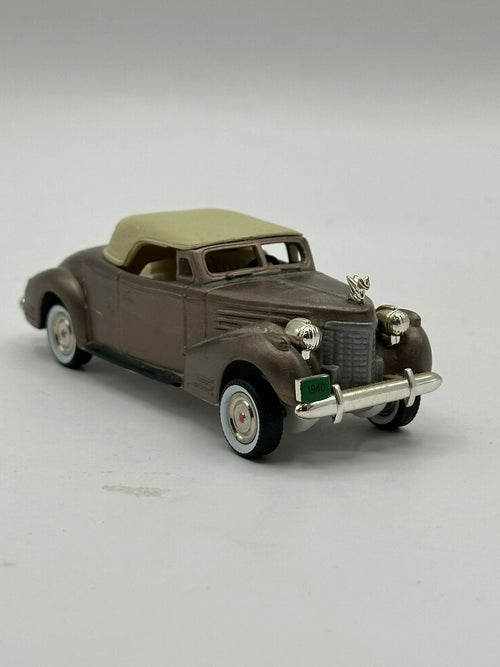 Department 56 - 1940 V16 Cadillac Coupe - Christmas in the City