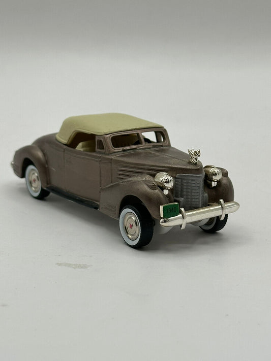 Department 56 - 1940 V16 Cadillac Coupe - Christmas in the City