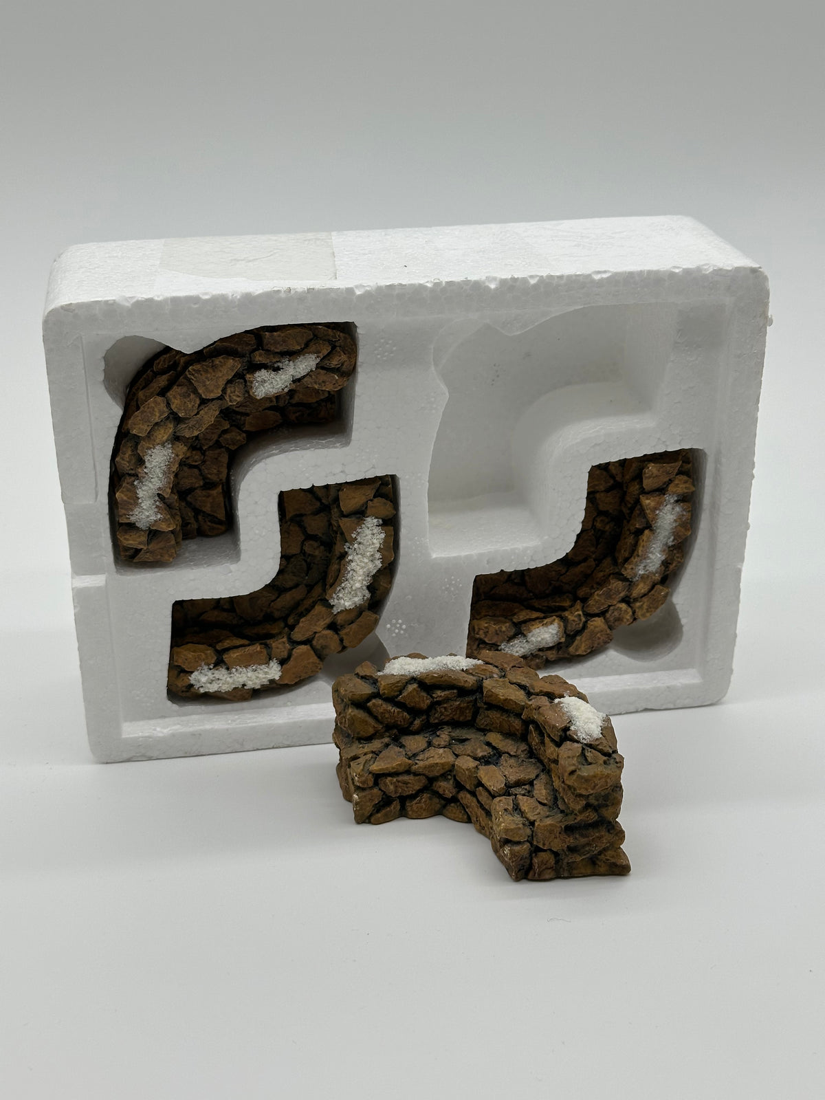 Department 56 - Village Stone Curved Wall 4 Piece Set - Village Accessories
