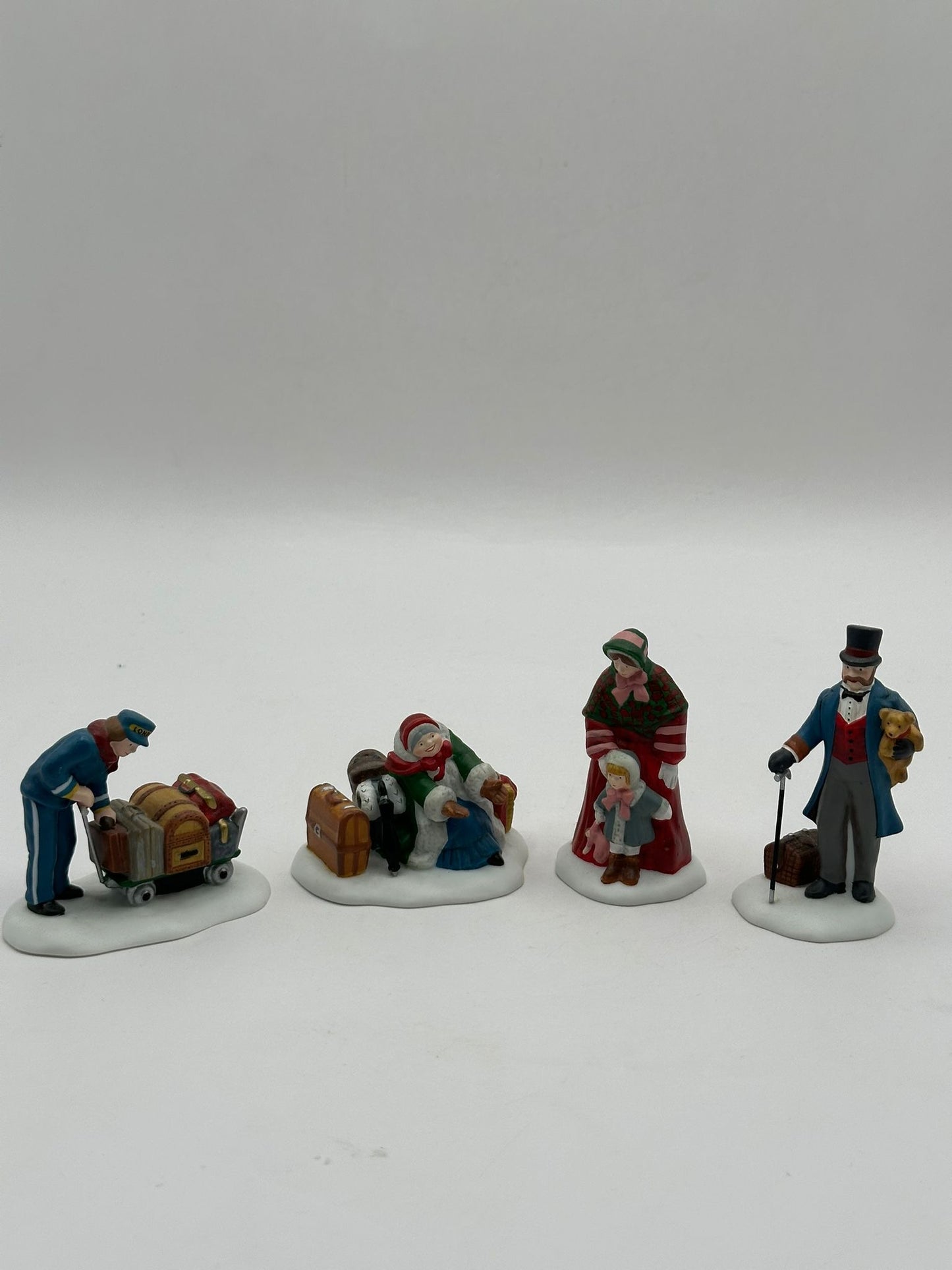 Department 56 - Meeting The Family At The Railroad Station - Dickens' Village