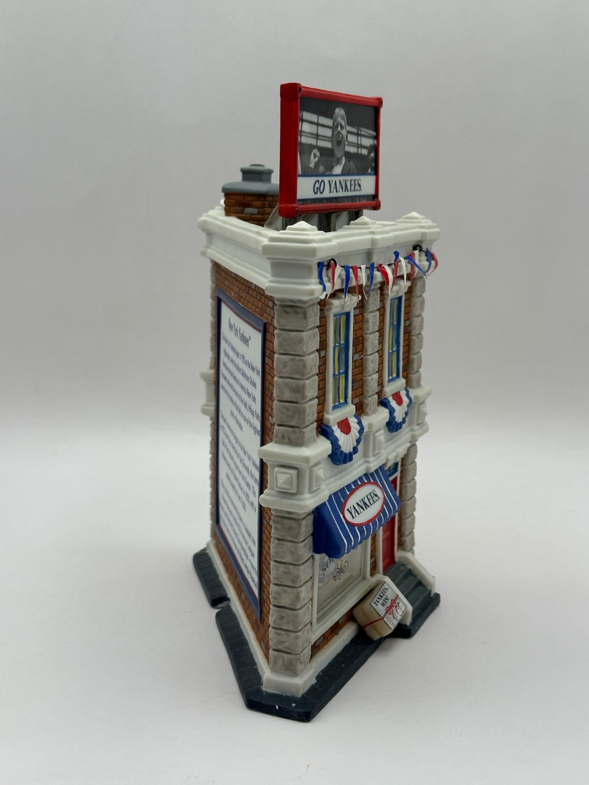 Department 56 - New York Yankees Souvenir Shop - Christmas in the City