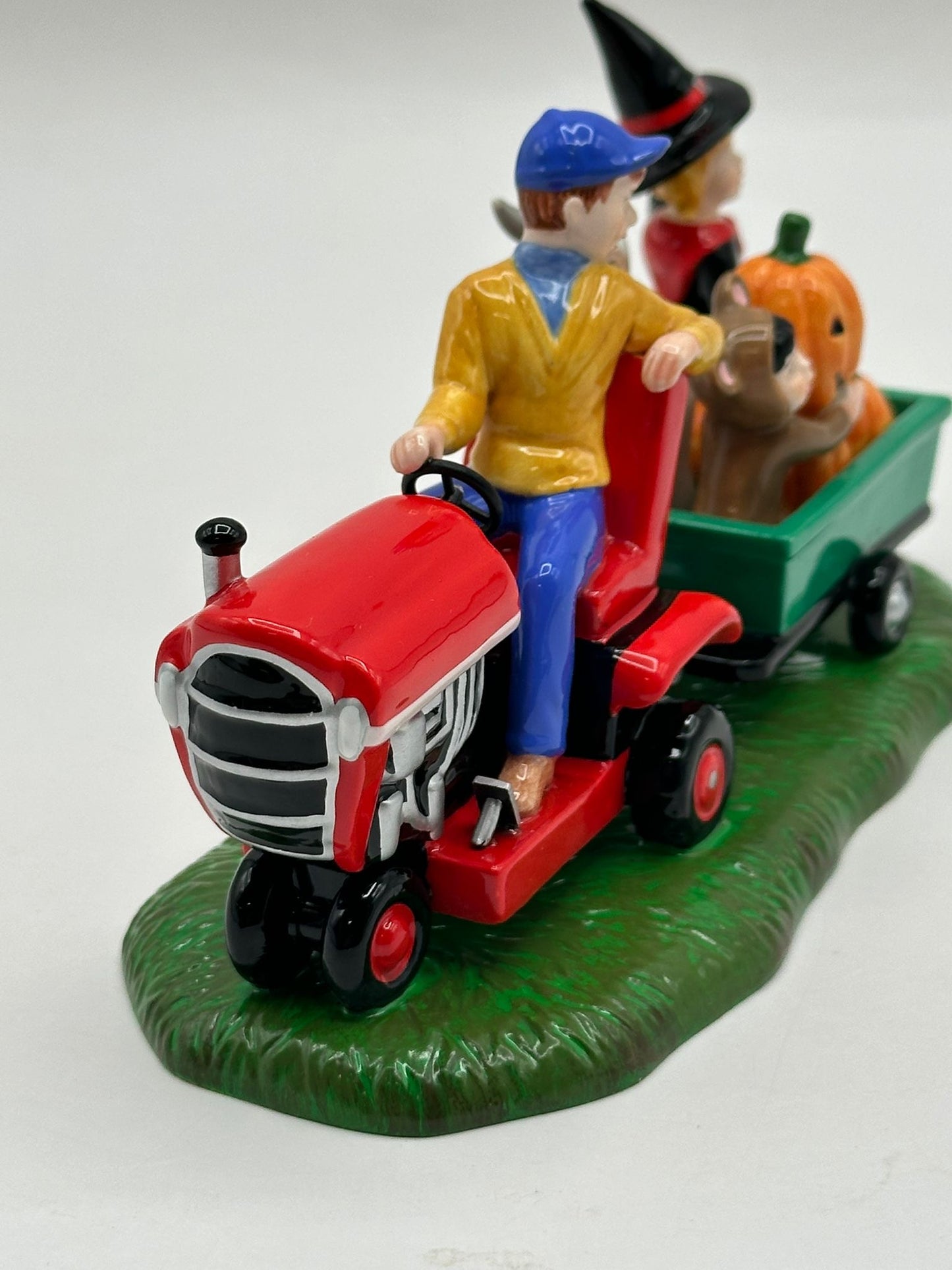 Department 56 - Gathering Pumpkins - Snow Village Halloween