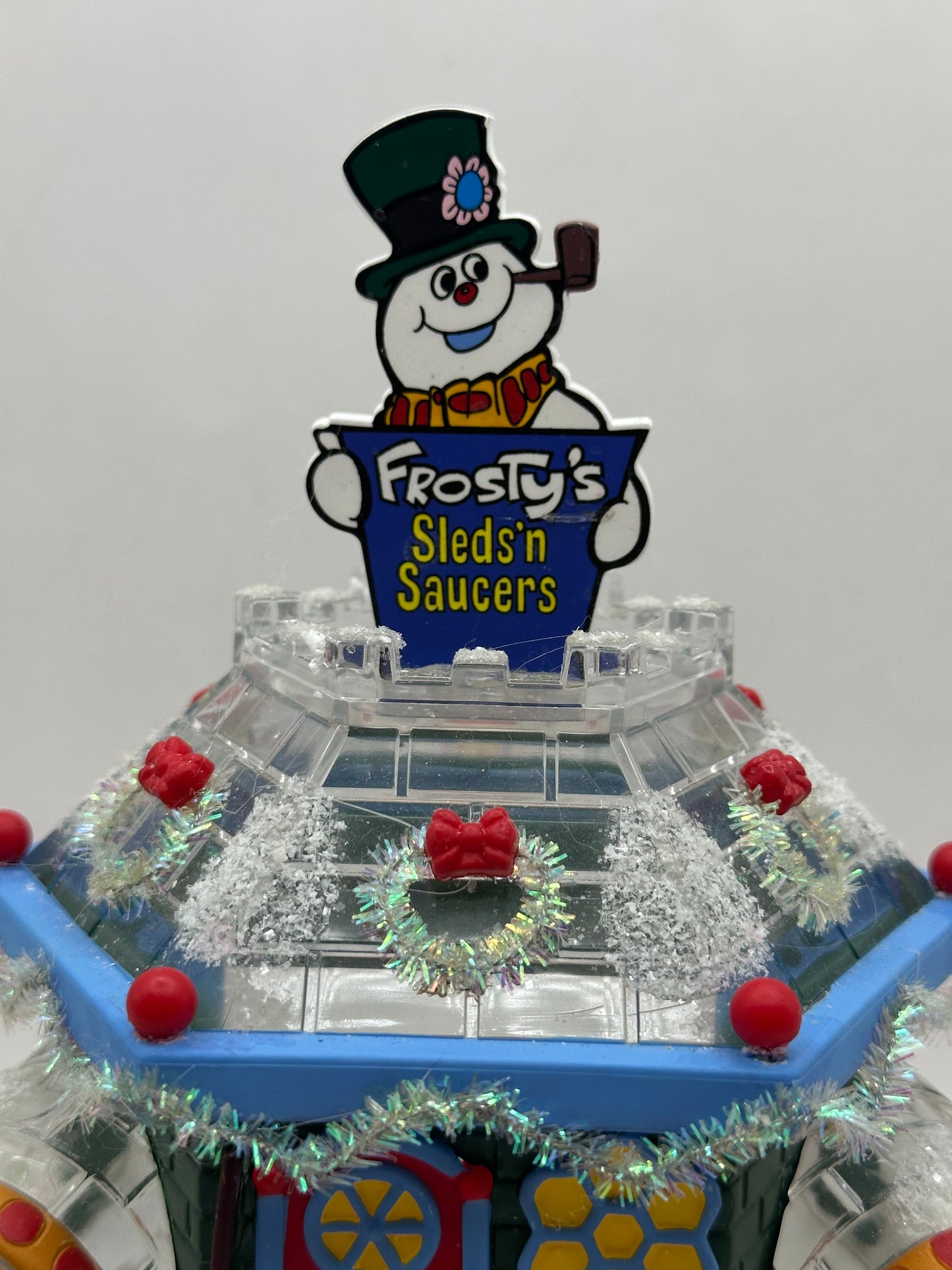 Department 56 - Frosty's Sleds 'N Saucers - North Pole Series