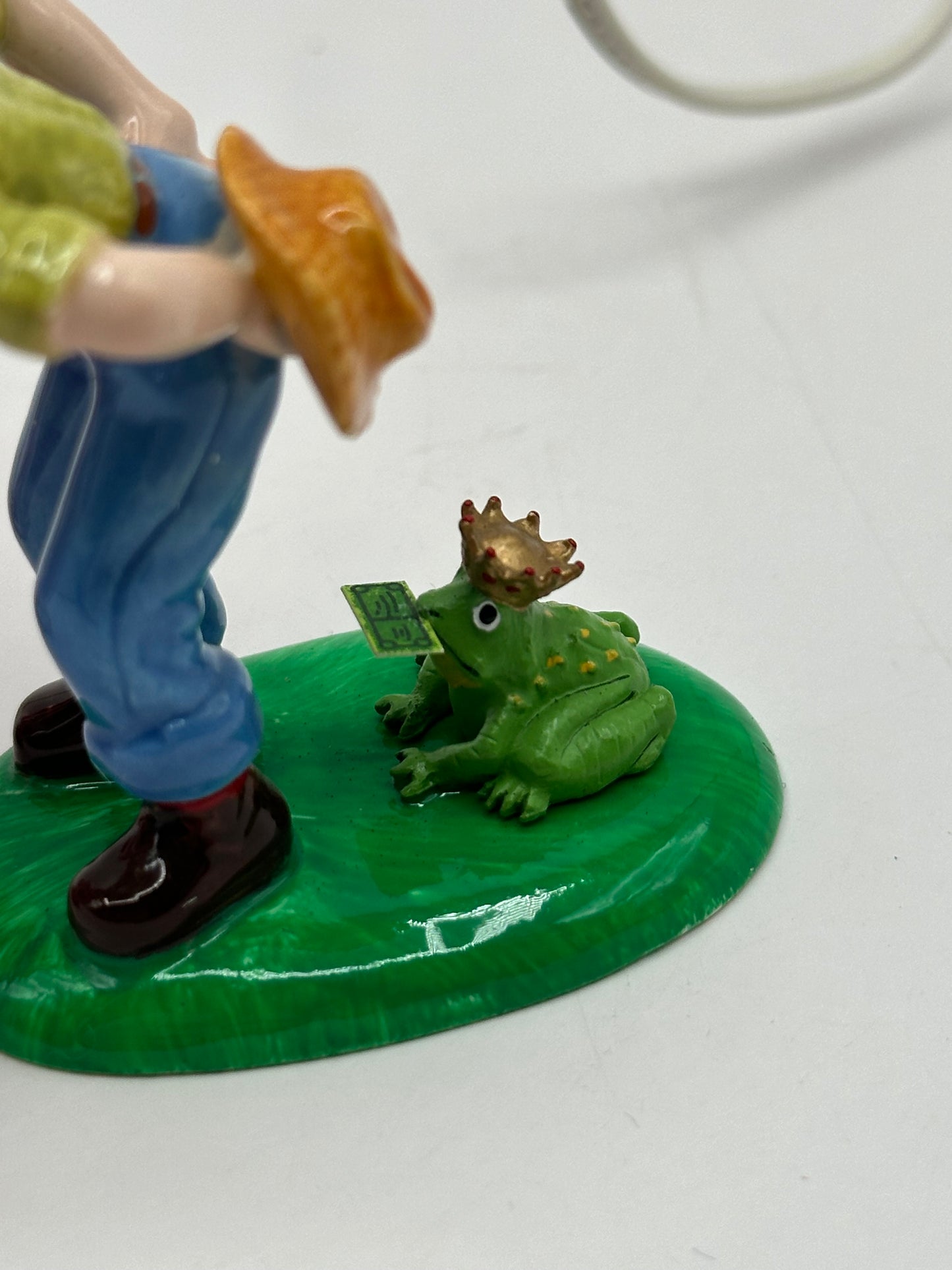 Dept 56 Original Snow Village Celebrate Love - Kisses 25 Cents