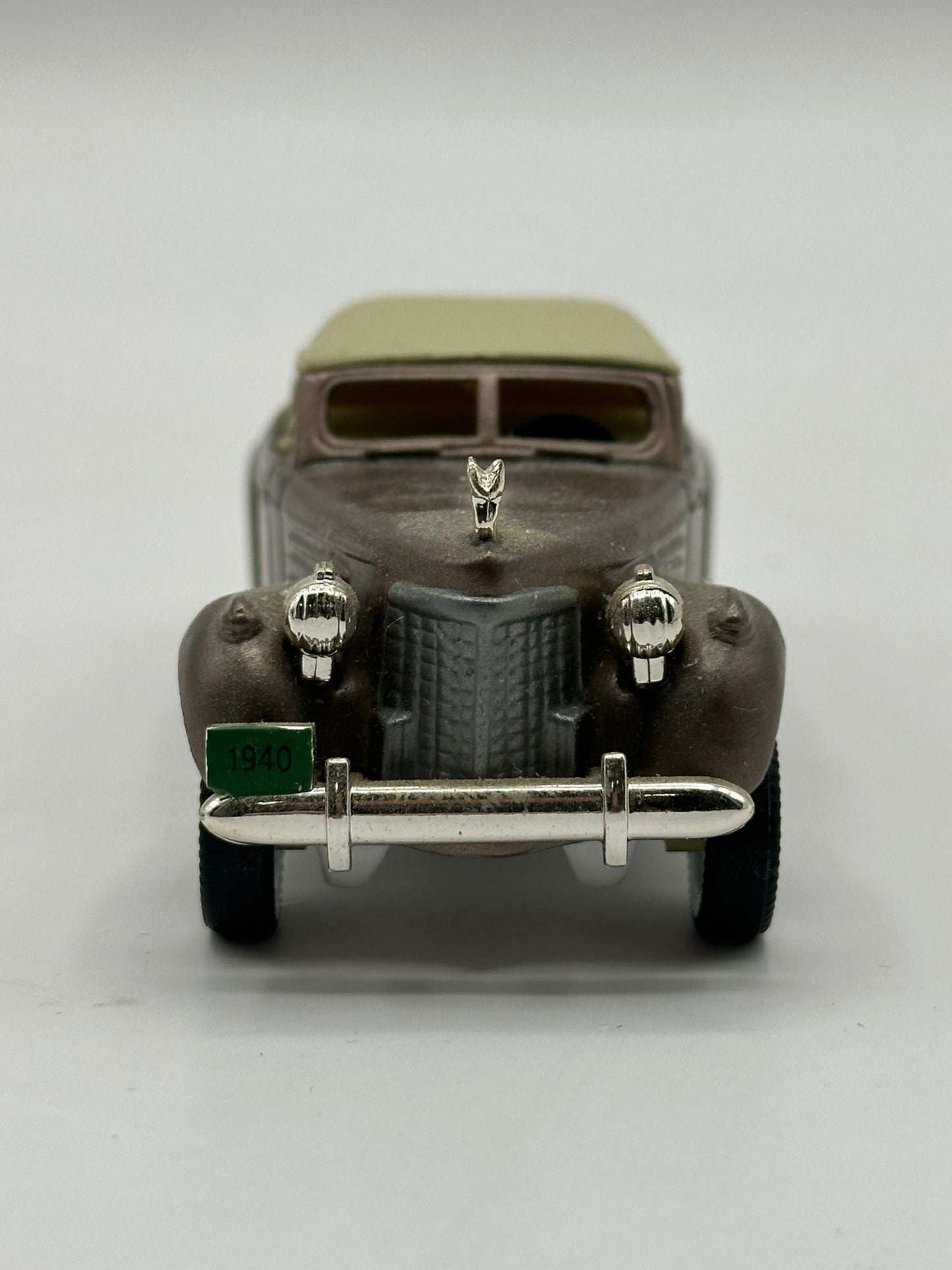 Department 56 - 1940 V16 Cadillac Coupe - Christmas in the City