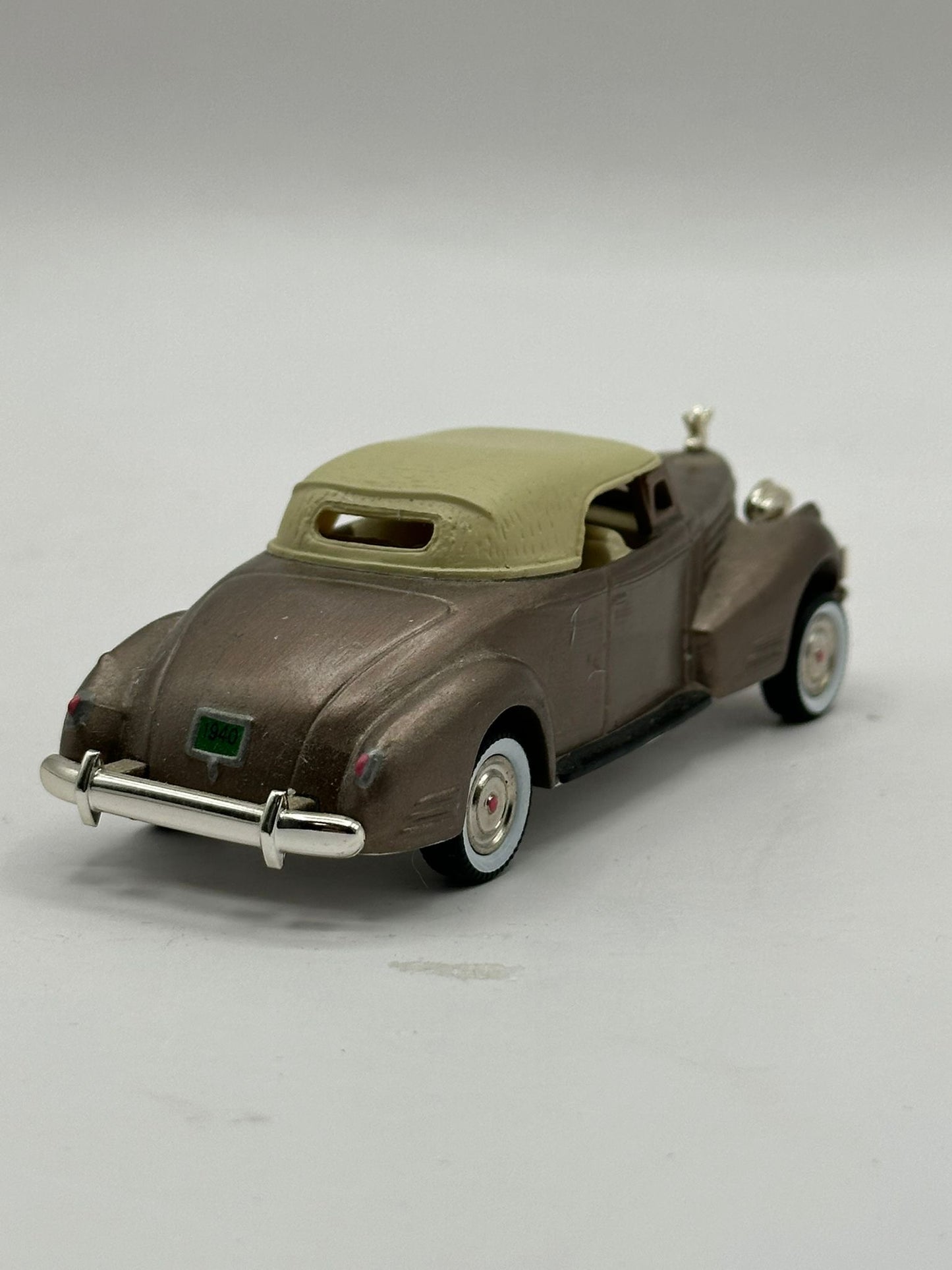 Department 56 - 1940 V16 Cadillac Coupe - Christmas in the City