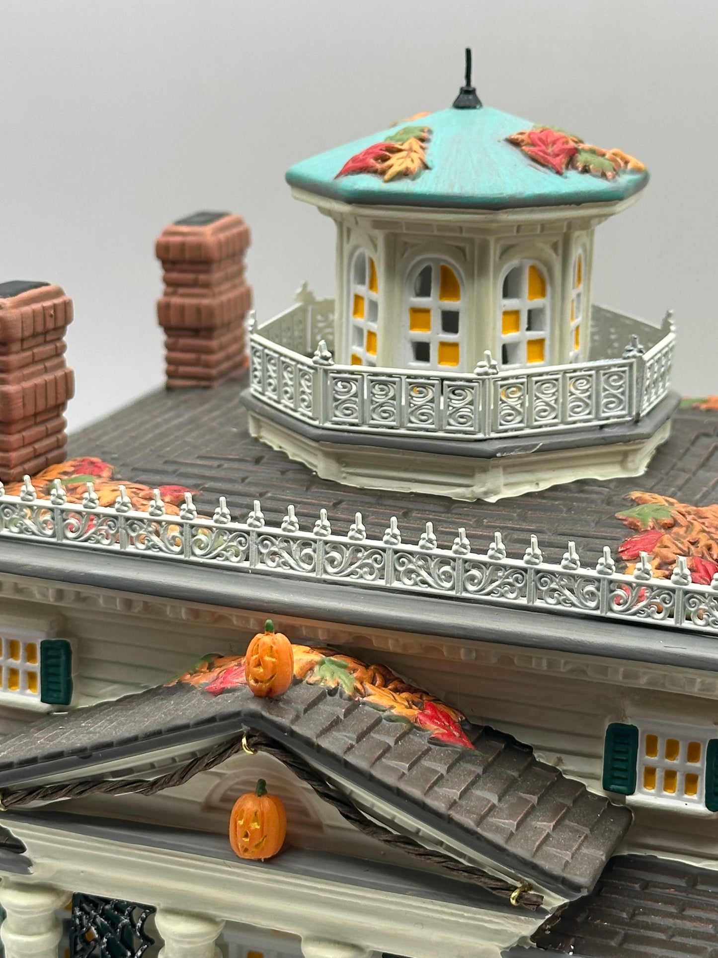 Department 56 - Disneyland Haunted Mansion (Porcelain Edition)