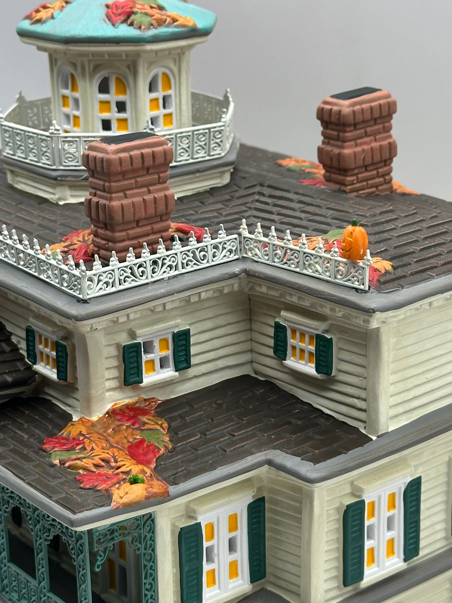 Department 56 - Disneyland Haunted Mansion (Porcelain Edition)