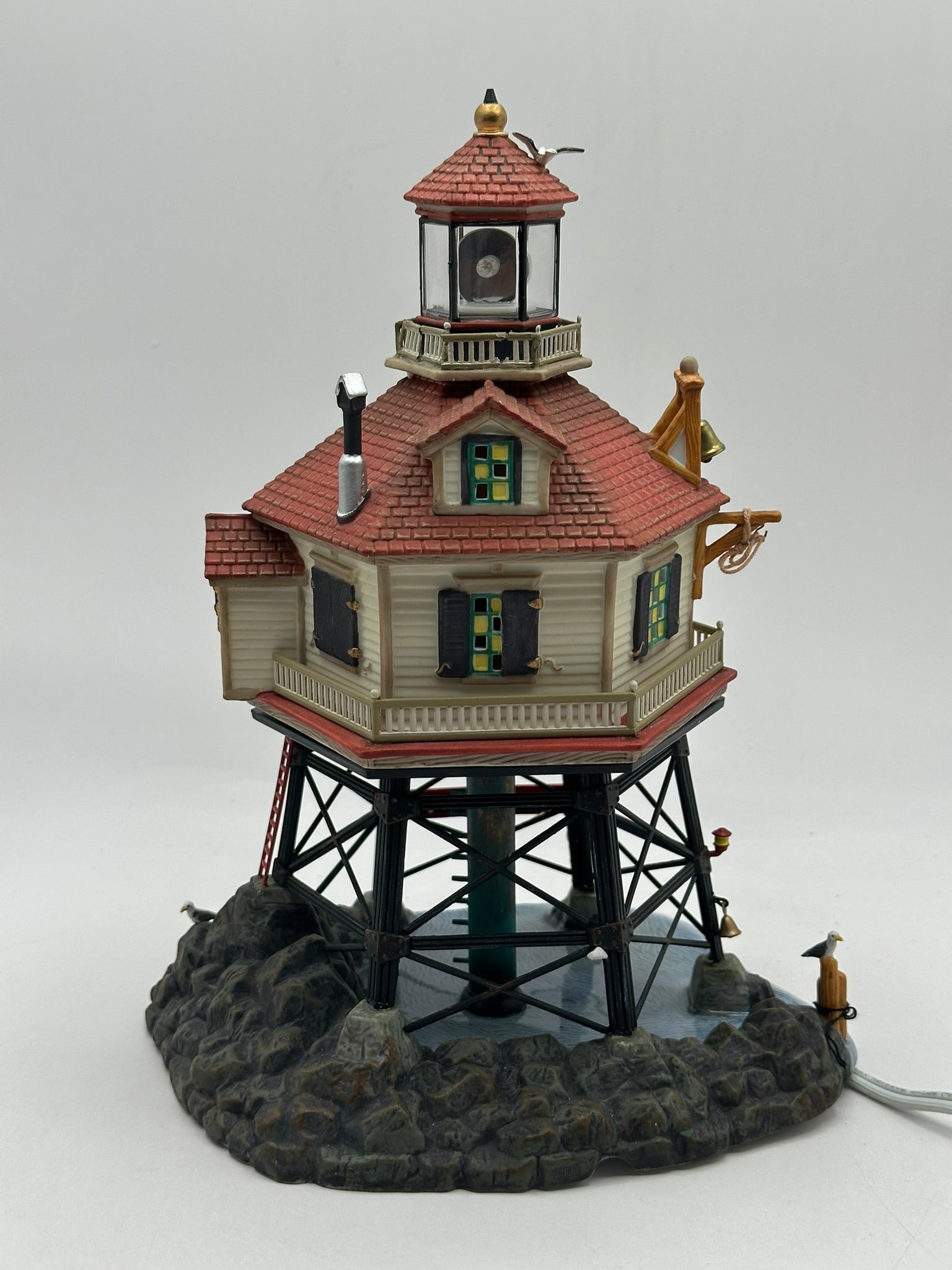 ダンバリーミント Fisherman's Cove ミニチュア灯台と漁村のセット Department 56 - Breakers Point Lighthouse - New England Village
