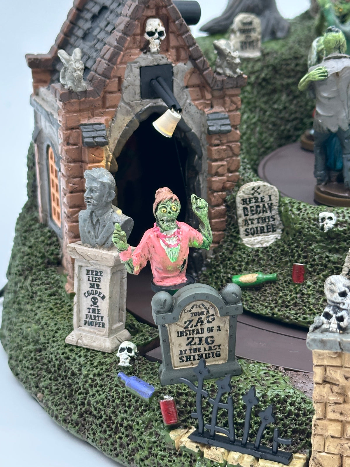 Lemax Spooky Town - Graveyard Party